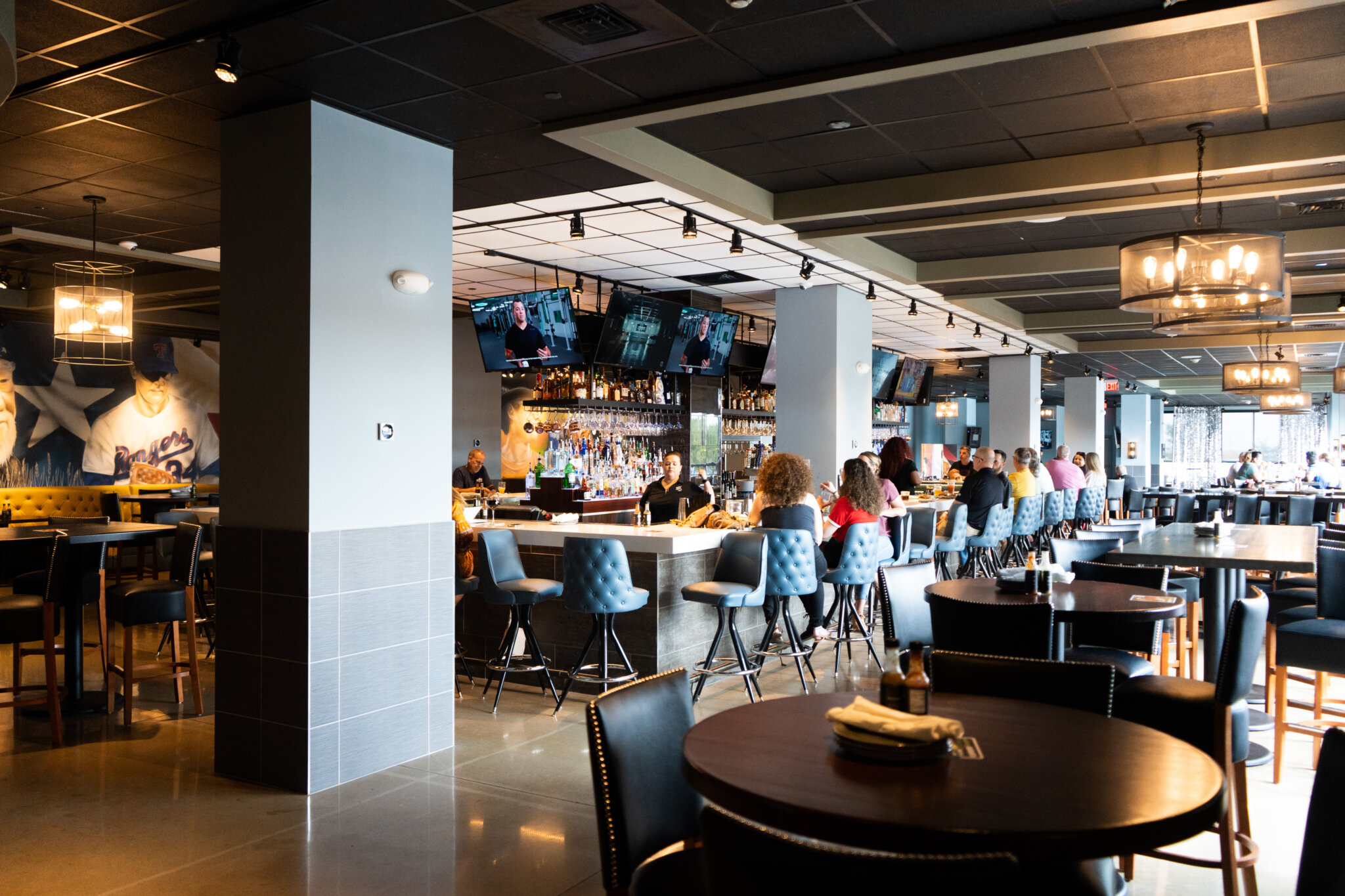 Bar Louie has grand opening in Round Rock Shop The Rock